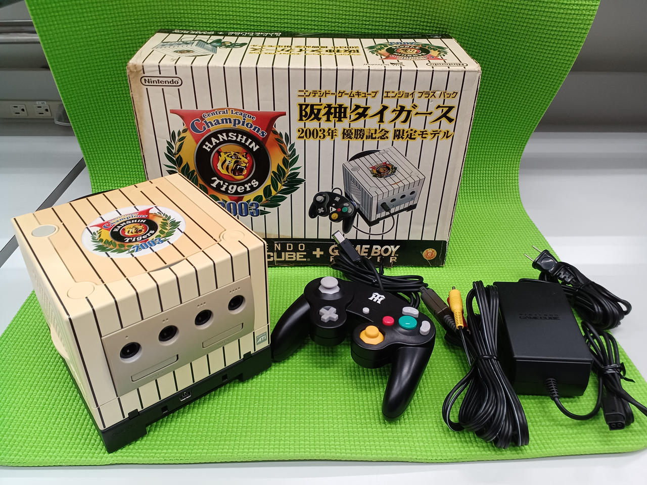ゲームキューブ本体　阪神タイガース2003年優勝記念　限定モデル Nintendoゲームキューブ本体 阪神タイガース 2003年優勝記念限定