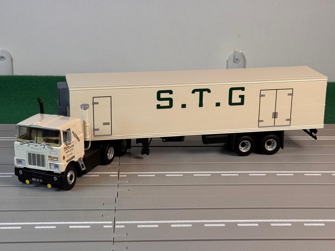 WSI truck models, MACK F700 6X4+Classic Reefer Trailer 2 WSI truck models, MACK F700 6X4+Classic Reefer Trailer 2