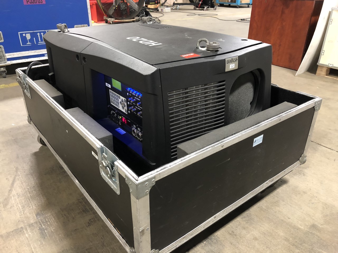 Lots (5) BARCO FLM HD20 + Rugged Remote +3 Spare lamps+6th Projector for Repairs