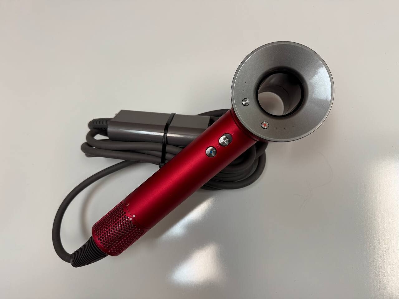 Dyson ヘアドライヤー レッド ヘアケアに配慮したdyson（ダイソン）のドライヤーに数量限定