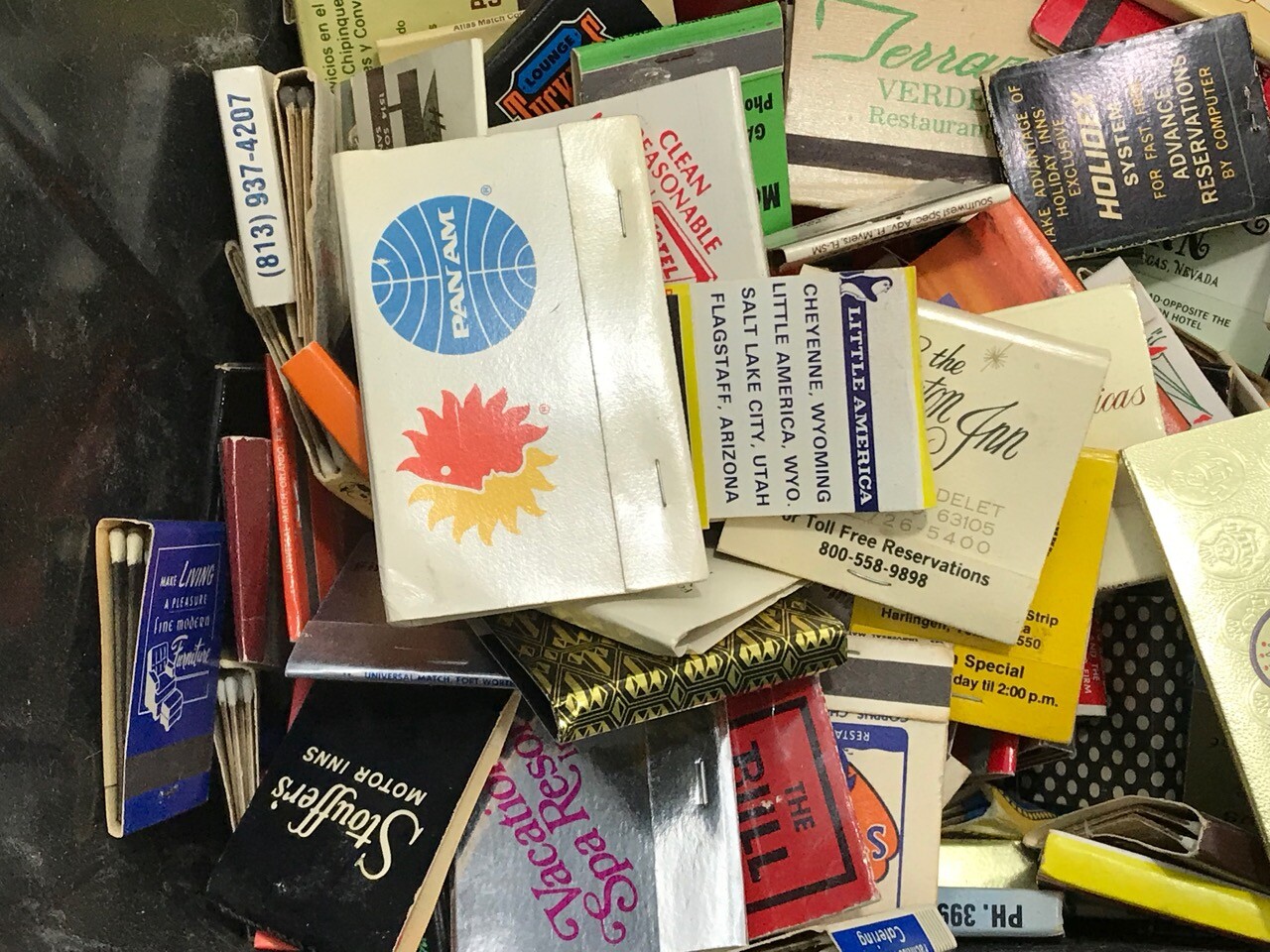 HUGE LOT 1100 VINTAGE MATCHBOOK COLLECTION UNSORTED DISCOVERY BOX! LOT3