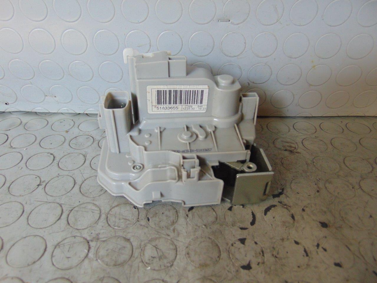 Serratura porta anteriore destra LANCIA YPSILON 51833657