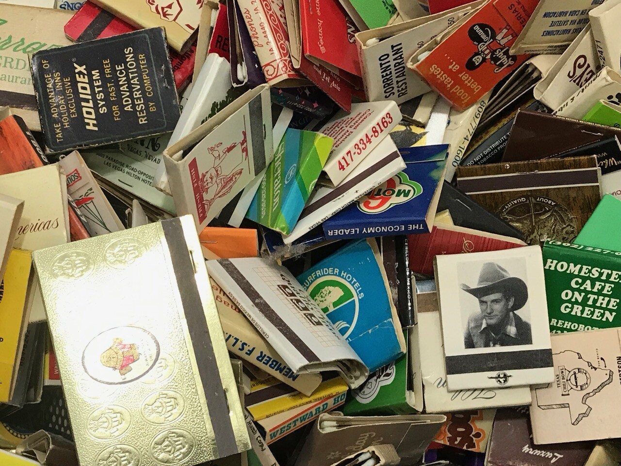 HUGE LOT 1100 VINTAGE MATCHBOOK COLLECTION UNSORTED DISCOVERY BOX! LOT3