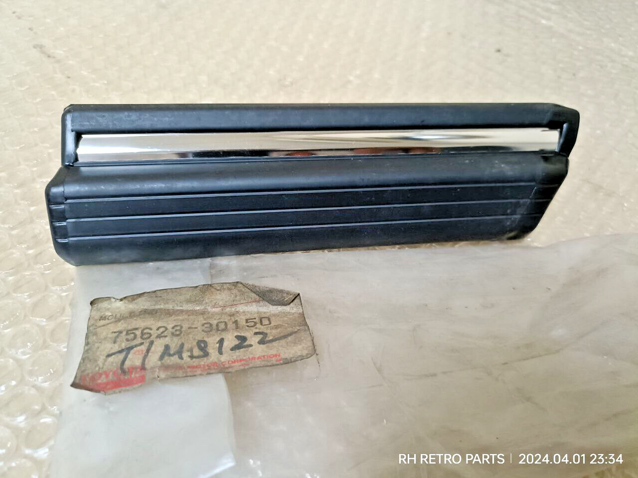 【8】 M120号 NOS TOYOTA CROWN MS122 Front Fender Moulding Right Side