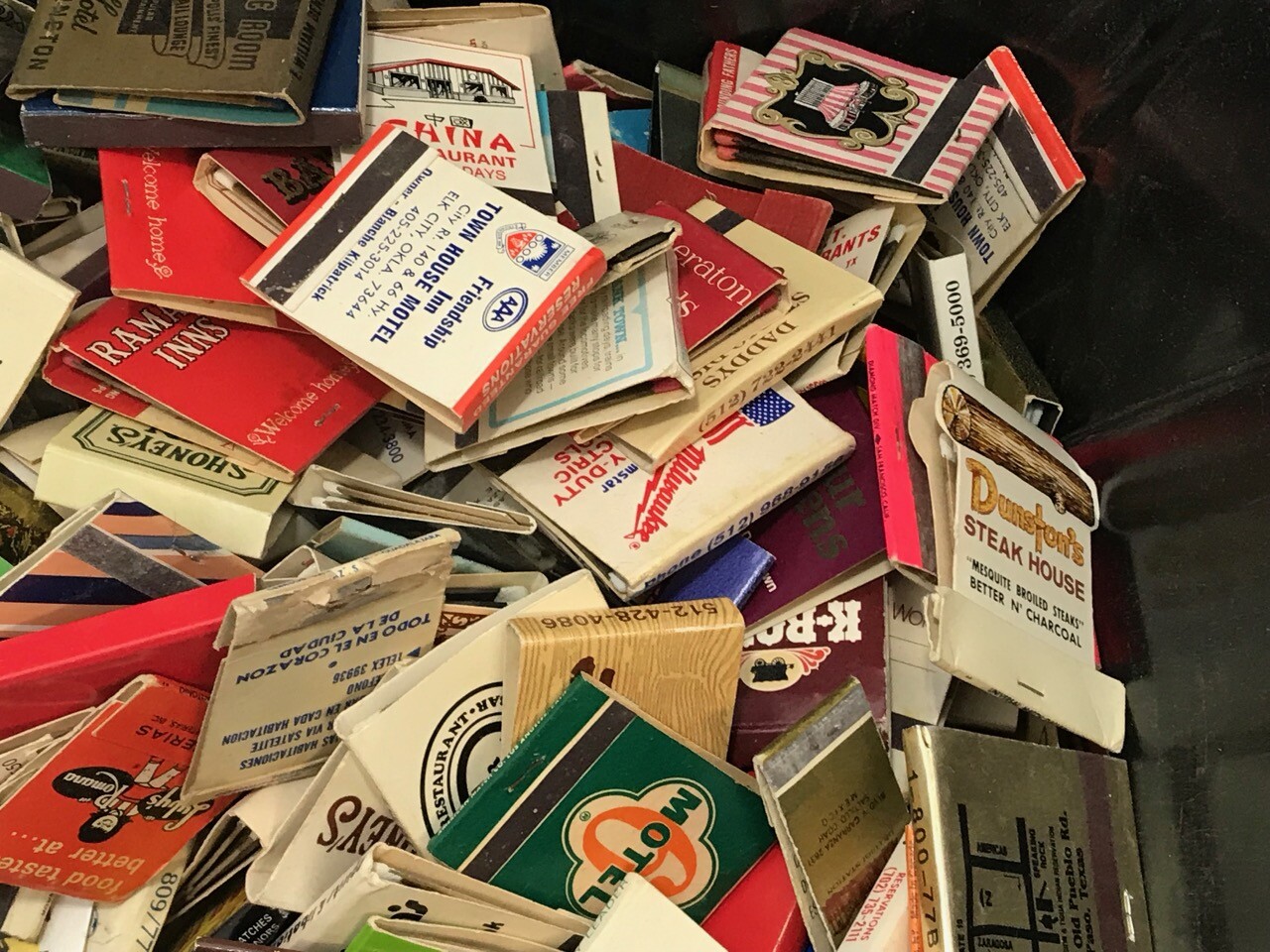 HUGE LOT 1100 VINTAGE MATCHBOOK COLLECTION UNSORTED DISCOVERY BOX! LOT3