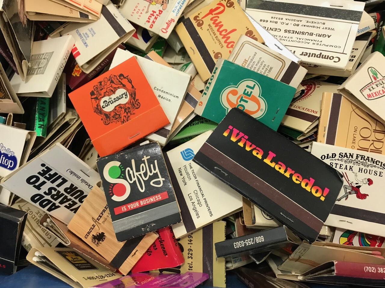 HUGE LOT 1100 VINTAGE MATCHBOOK COLLECTION UNSORTED DISCOVERY BOX! LOT2