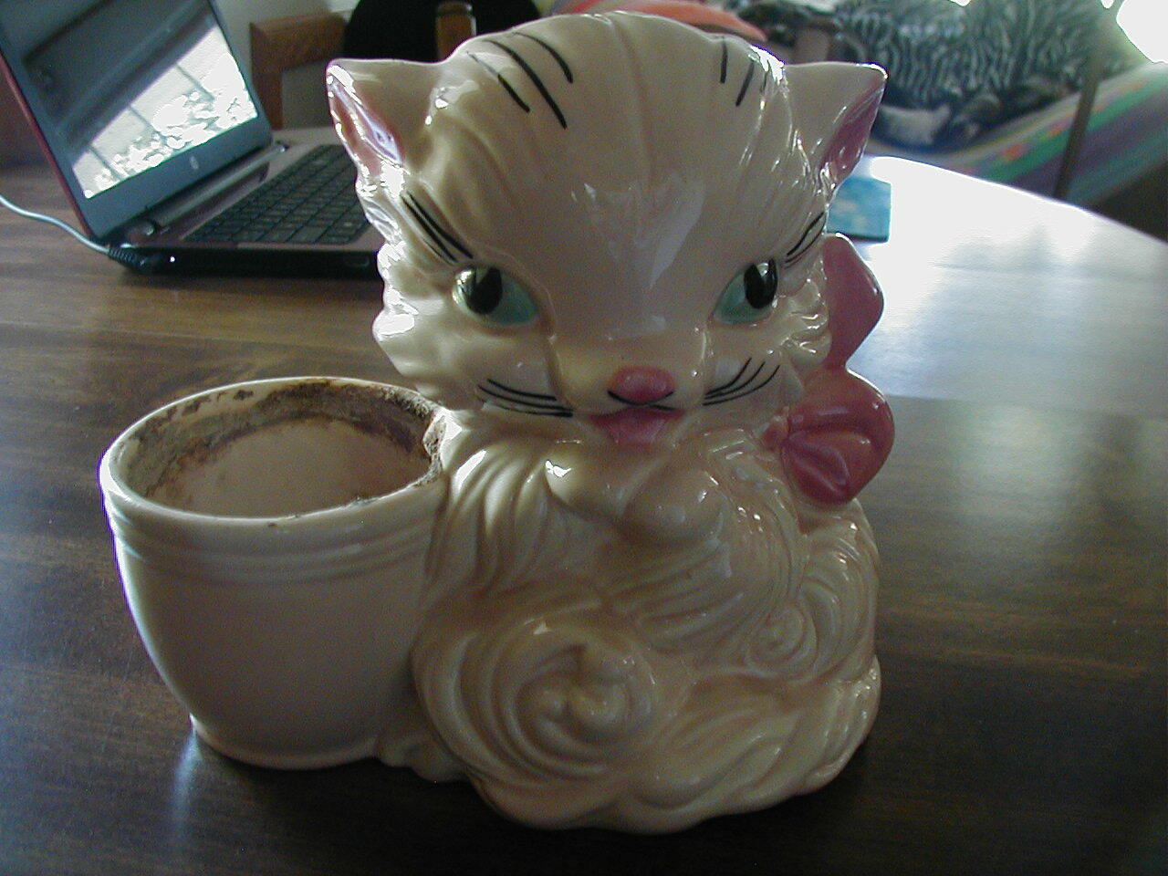 VINTAGE HULL ART POTTERY #61 KITTY PLANTER PINK BOW