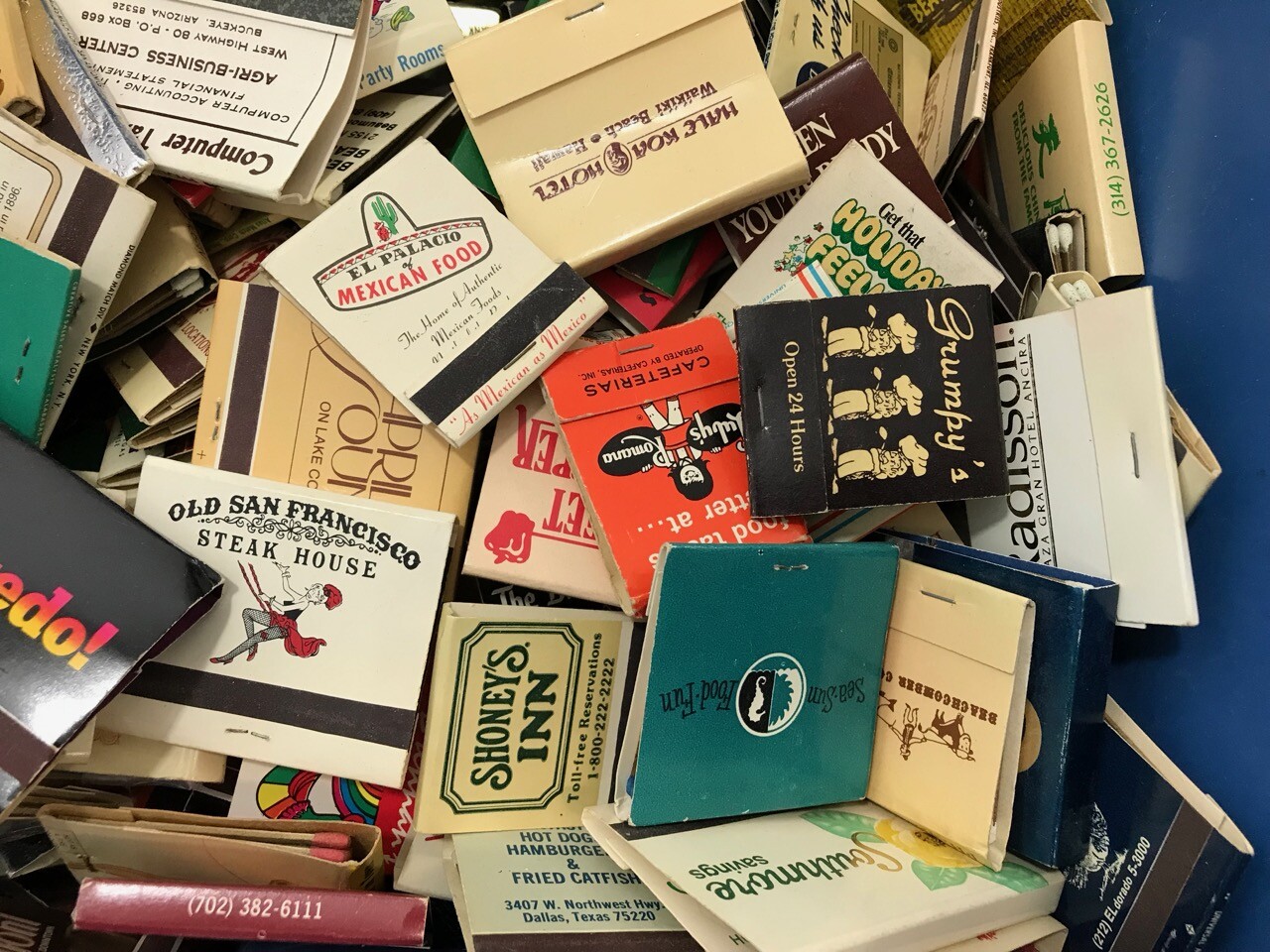 HUGE LOT 1100 VINTAGE MATCHBOOK COLLECTION UNSORTED DISCOVERY BOX! LOT2