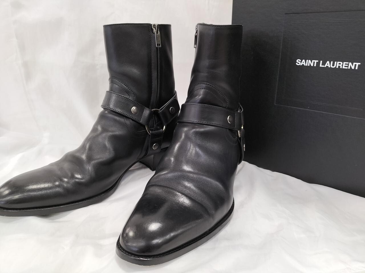 SAINT LAURENT Wyatt Harness 黒スエードブーツ WYATT harness boots in suede | Saint Laurent | YSL FI
