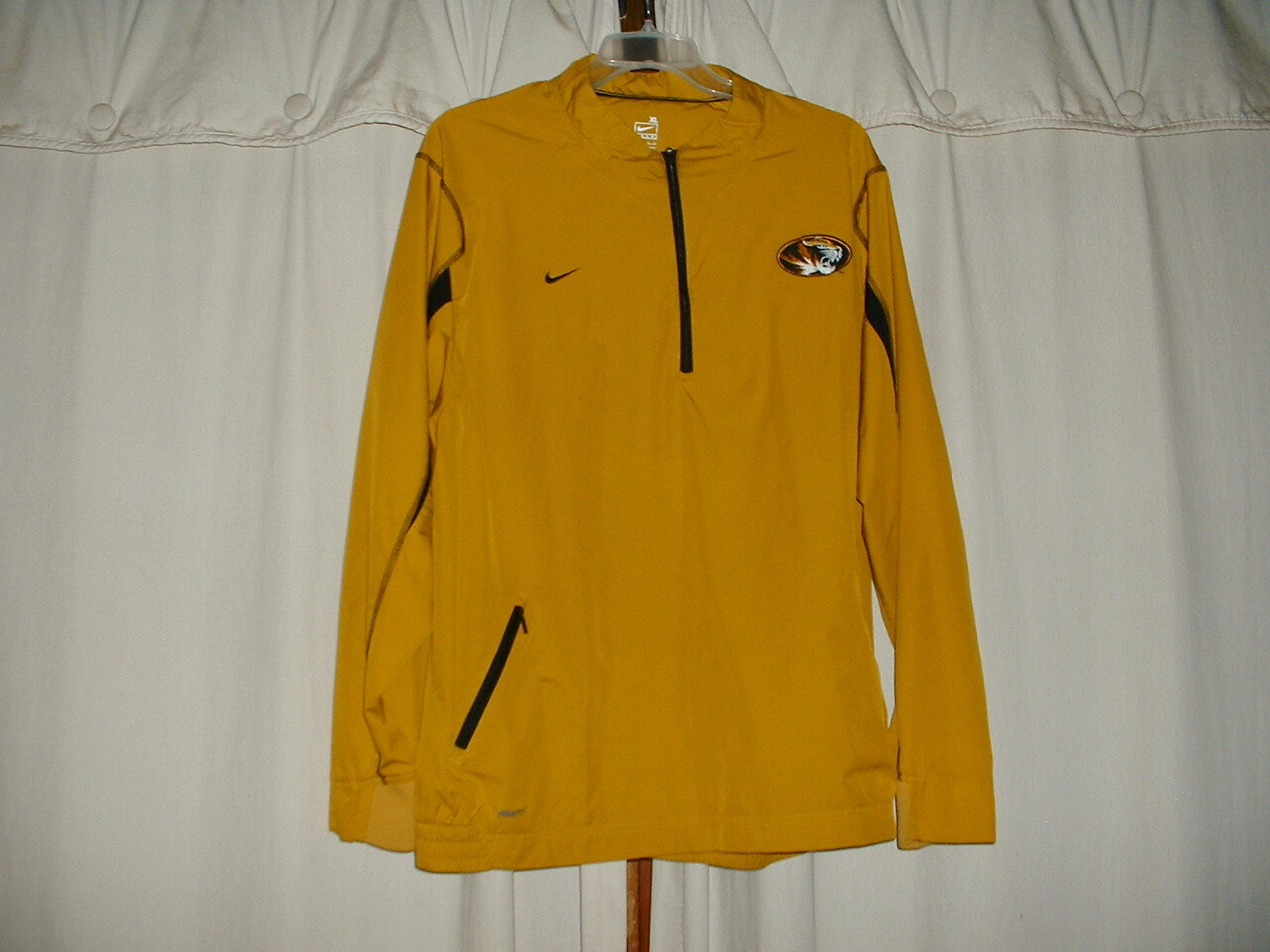 Nike Fit Missouri (Mizzou Tigers) Gold/Yellow Windbreaker Nike Fit Missouri (Mizzou Tigers) Gold/Yellow Windbreaker