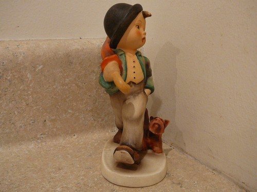 VINTAGE HUMMEL FIGURINE STATUE #5 STROLLING ALONG FULL BEE MARK TMK-2