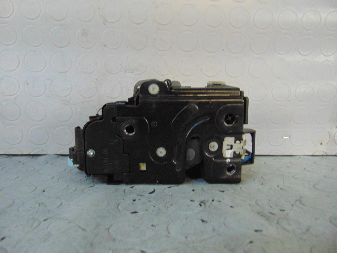 Serratura anteriore destra VOLKSWAGEN CADDY 3D1837016AQ