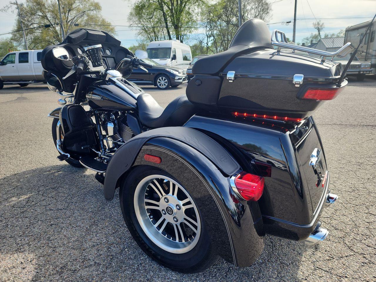 Owner 2015 HARLEY-DAVIDSON FLHTCUTG TRI GLIDE ULTRA TRIKE, VIVID BLACK with 13557 Mile