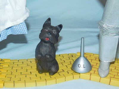 4 Ashton Drake Galleries Wizard of Oz Dolls With Yellow Brick Road Doll Stands