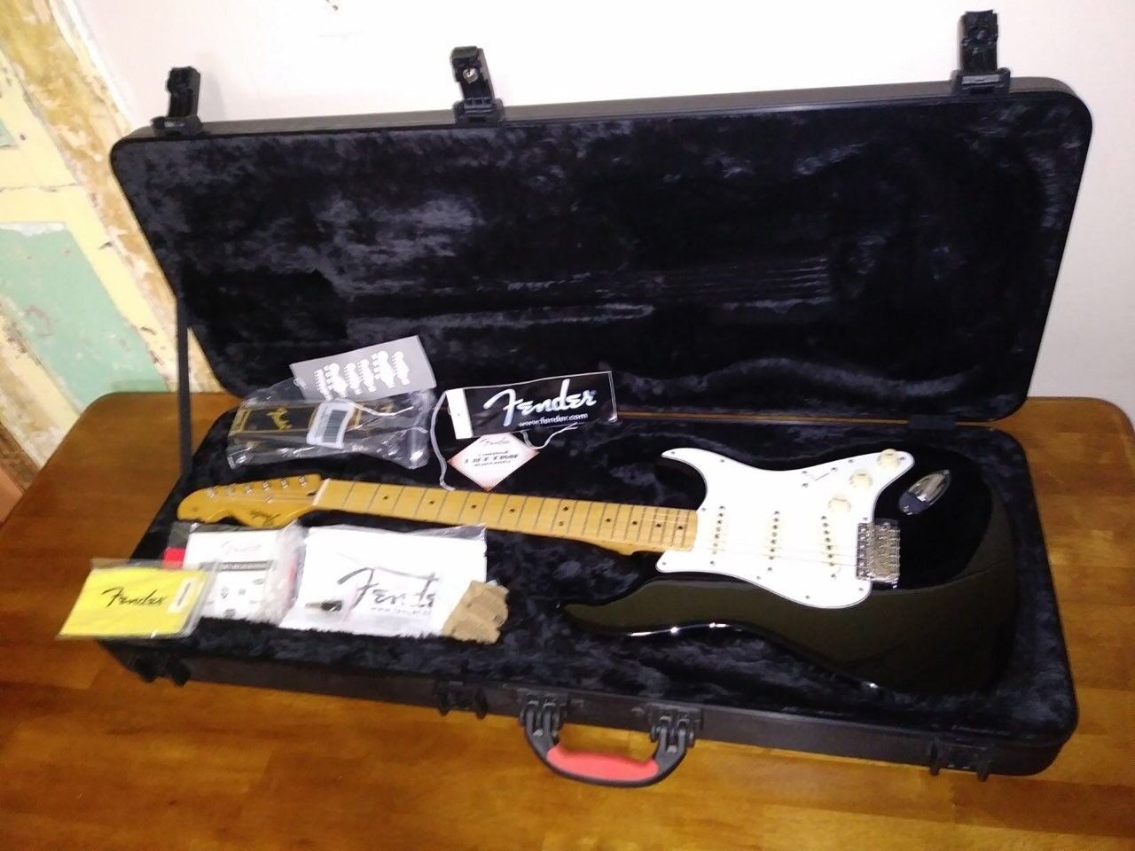 Fender Jimi Hendrix Stratocaster Electric Guitar Black with Fender Jimi Hendrix Stratocaster Electric Guitar Black with