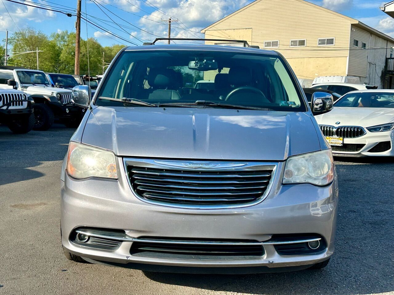 Owner 2014 Chrysler Town and Country Touring L 4dr Mini Van 196555 Miles FINANCING AVA