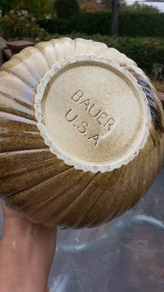 RARE BEAUTIFUL FAWN COLOR BAUER  BOWL MADE IN USA - Signed 8.5 x 8 INCHES