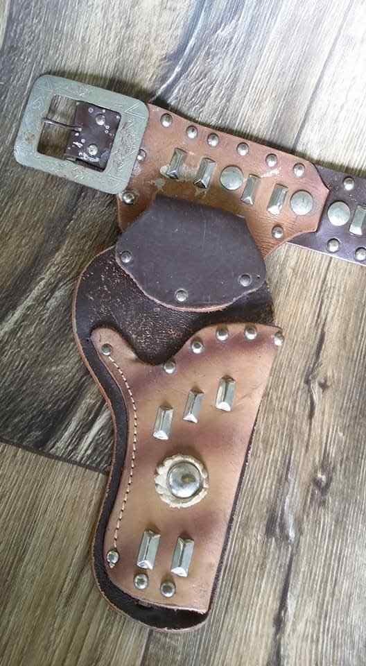VTG SUPER GUNFIGHTER HOLSTER  COWBOY THICK LEATHER METAL STUDS RARE