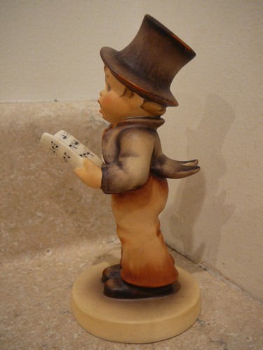 VINTAGE HUMMEL FIGURINE STATUE #131 STREET SINGER FULL BEE MARK TMK-2