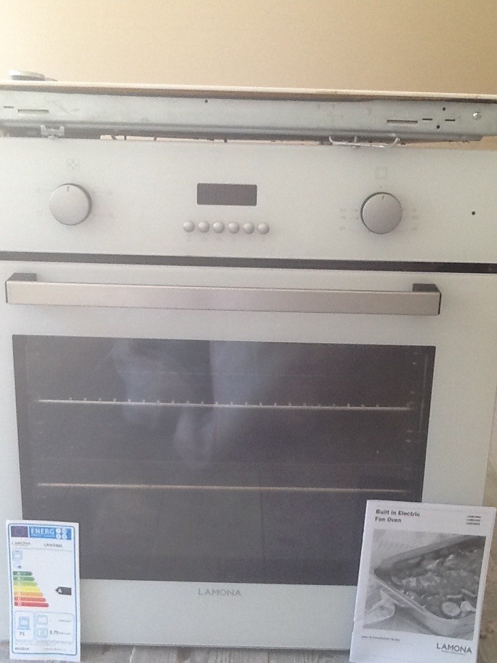 White Lamona built in electric fan oven & side control hob