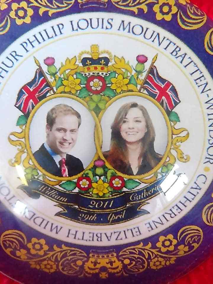 Beautiful Commemorative William and Catherine Wedding Paperweight by Royal Crest