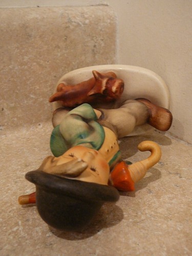 VINTAGE HUMMEL FIGURINE STATUE #5 STROLLING ALONG FULL BEE MARK TMK-2