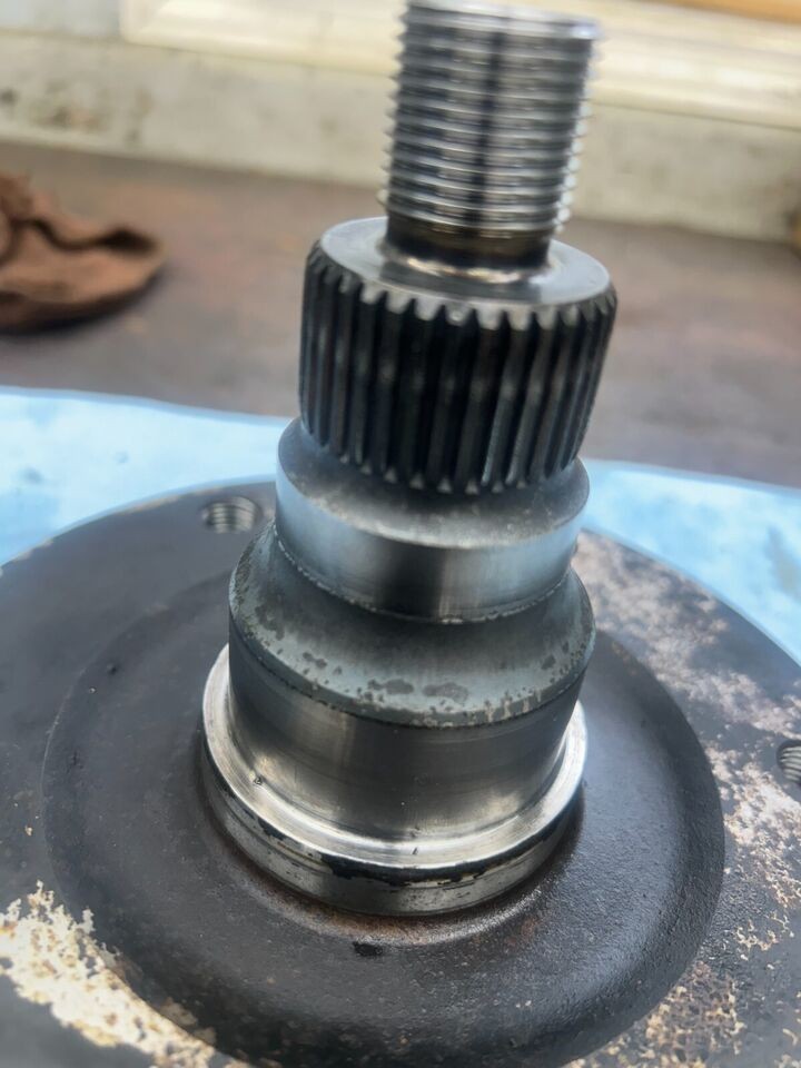 SU26568 Fits John Deere 4300 MFWD output shaft - OEM