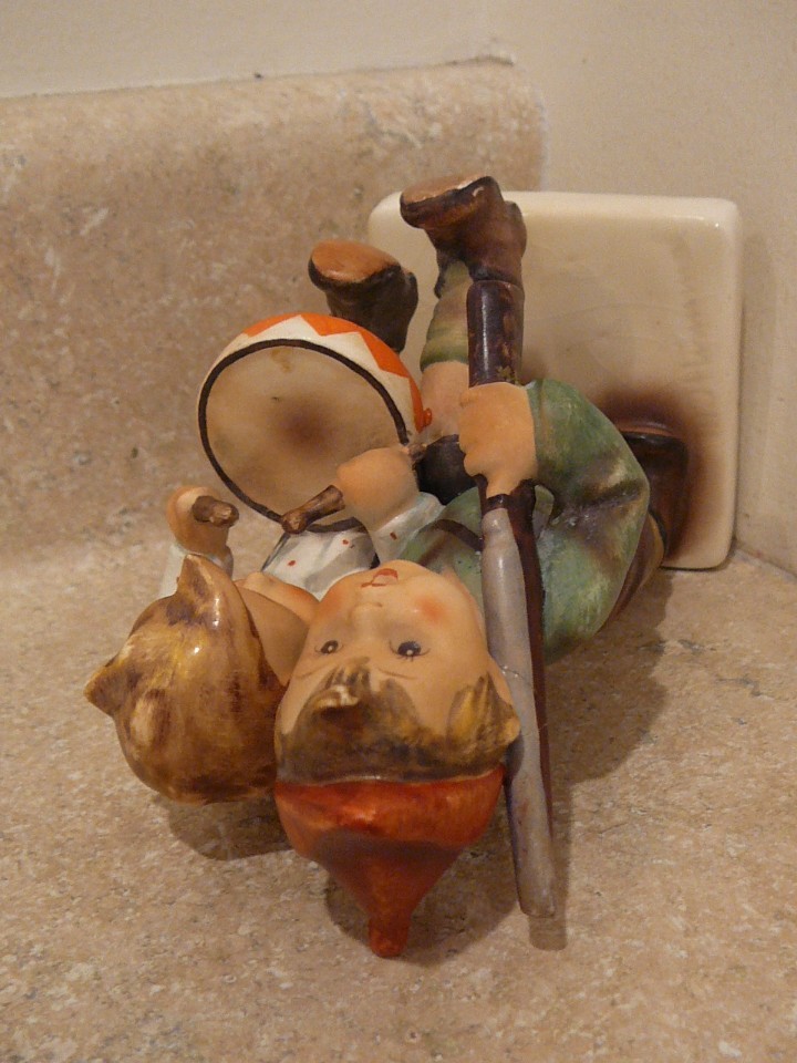 VINTAGE HUMMEL FIGURINE STATUE #50 VOLUNTEERS FULL BEE MARK TMK-2