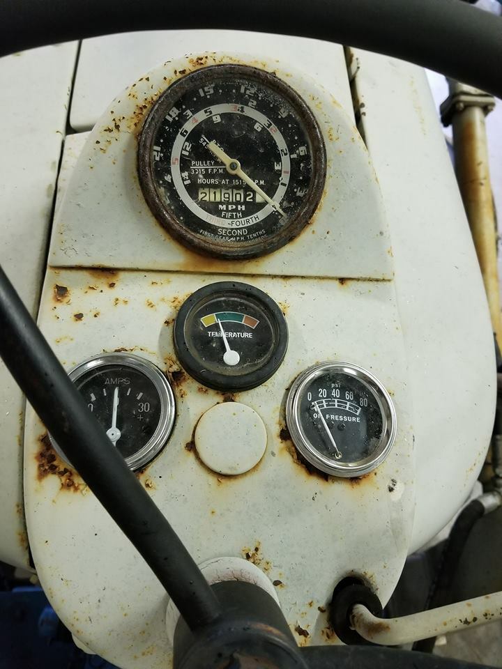 1956 FORD 800 TRACTOR, w/BUCKET LOADER, GASOLINE ENGINE RUNS GREAT