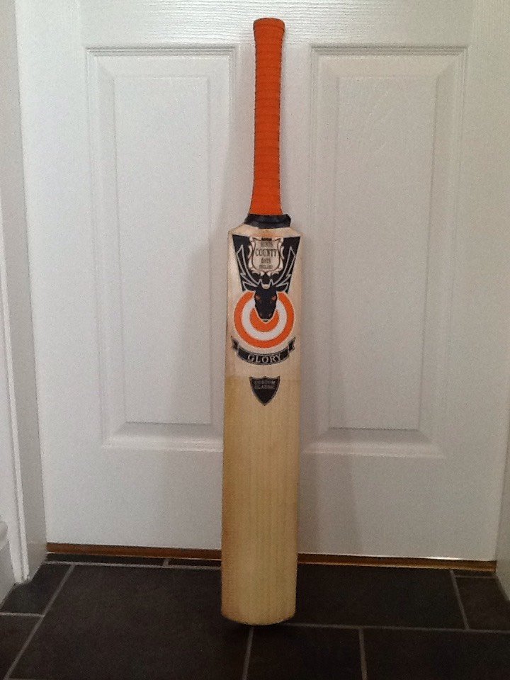 Hunts County Bats Custom Classic Cricket Bat in Leicester