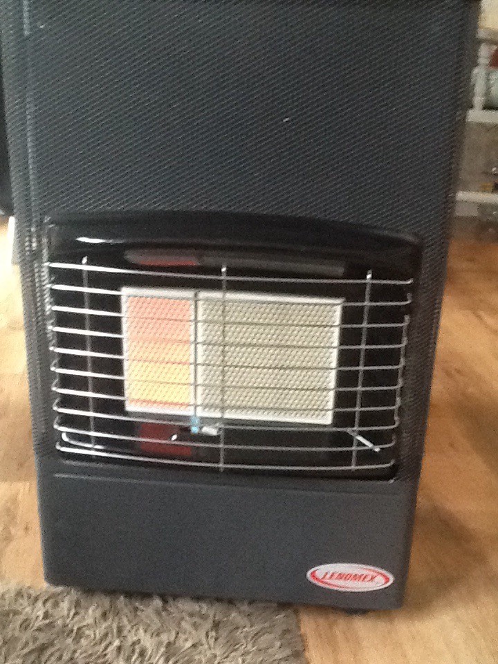 Portable calor gas heater comes with empty gas bottle,good working