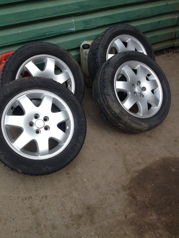 Chrysler pt cruiser 2005 set of 4 alloy wheels 4 stud 205 55 r16 in Southampton, Hampshire