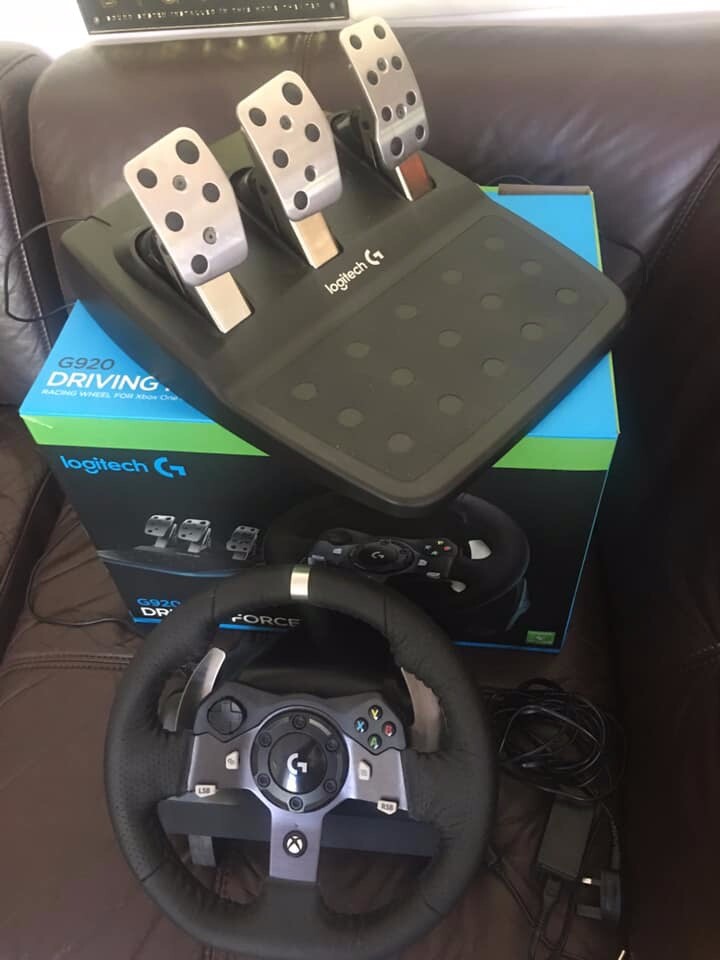 Logitech G920 steering wheel for Xbox One and PC excellent condition