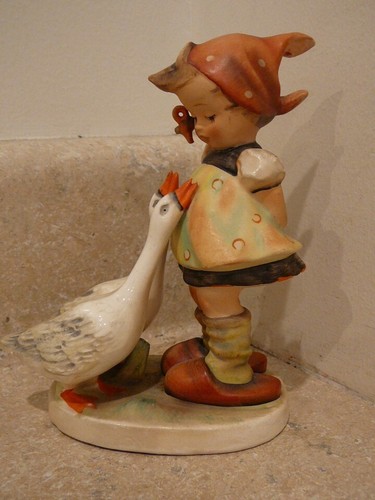 VINTAGE HUMMEL GOEBEL FIGURINE STATUE 47 GOOSE GIRL INCISED CROWN FULL BEE TMK-2