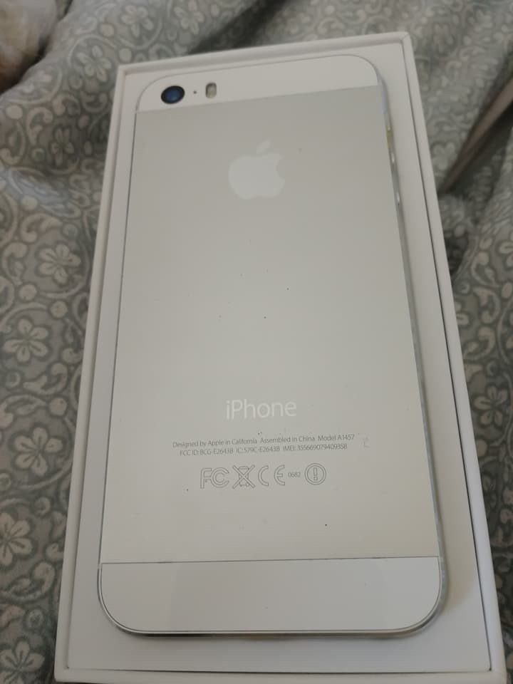 iPhone 5S 16gb White unlocked excellent condition in Wokingham