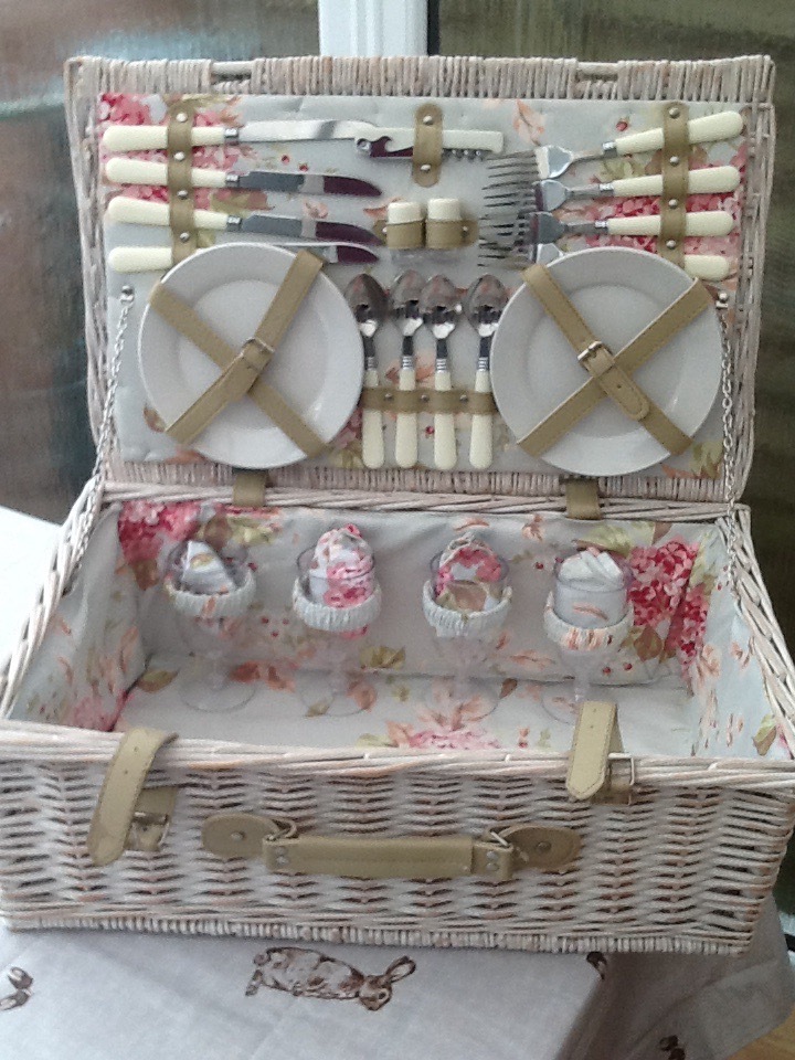 Shabby chic picnic basket 4 person in East Grinstead, West Sussex