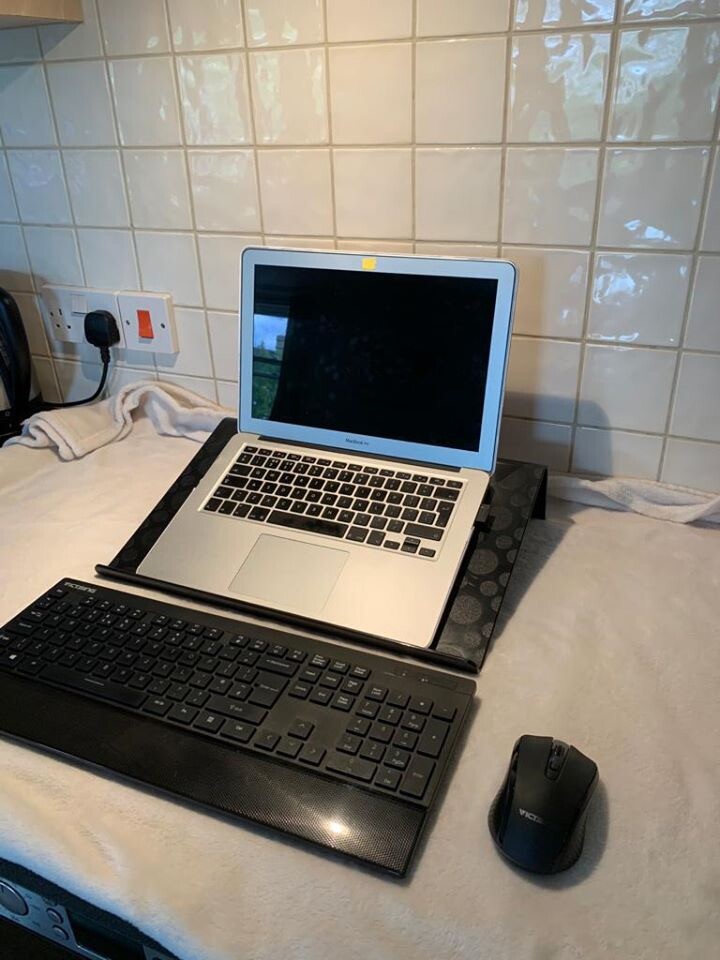 Laptop Stand + Wireless Keyboard and mouse MAC NO INCLUDED in