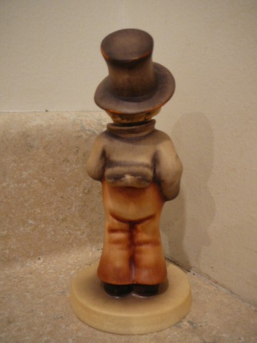 VINTAGE HUMMEL FIGURINE STATUE #131 STREET SINGER FULL BEE MARK TMK-2