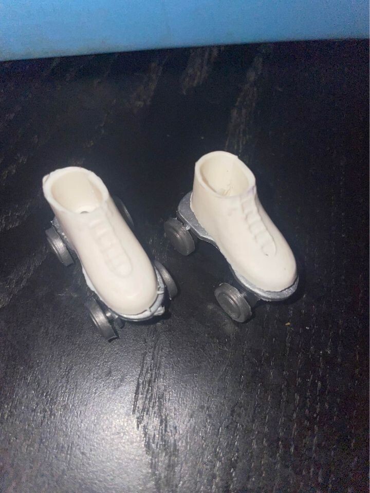 VINTAGE BARBIE DOLL, SKIPPER ROLLER SKATES