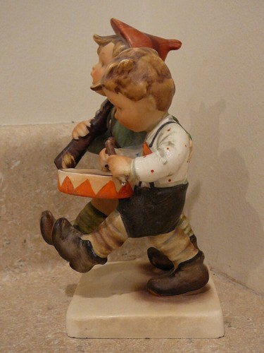 VINTAGE HUMMEL FIGURINE STATUE #50 VOLUNTEERS FULL BEE MARK TMK-2