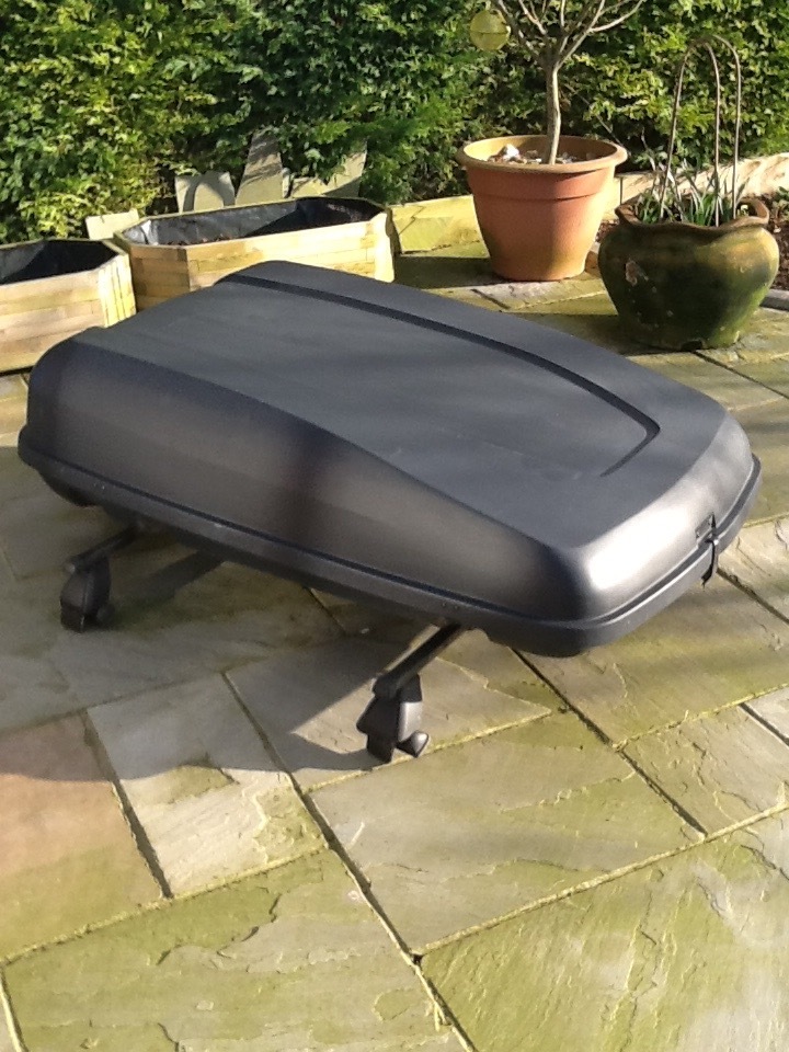 Halfords 420L Car Roof Box C/w Halfords type "A" roof bars.Very good condition. Always stored
