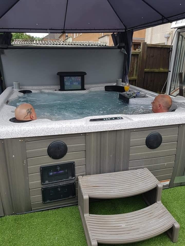 Down east master spa 7 seater hot tub inc tv and stereo pop up speakers