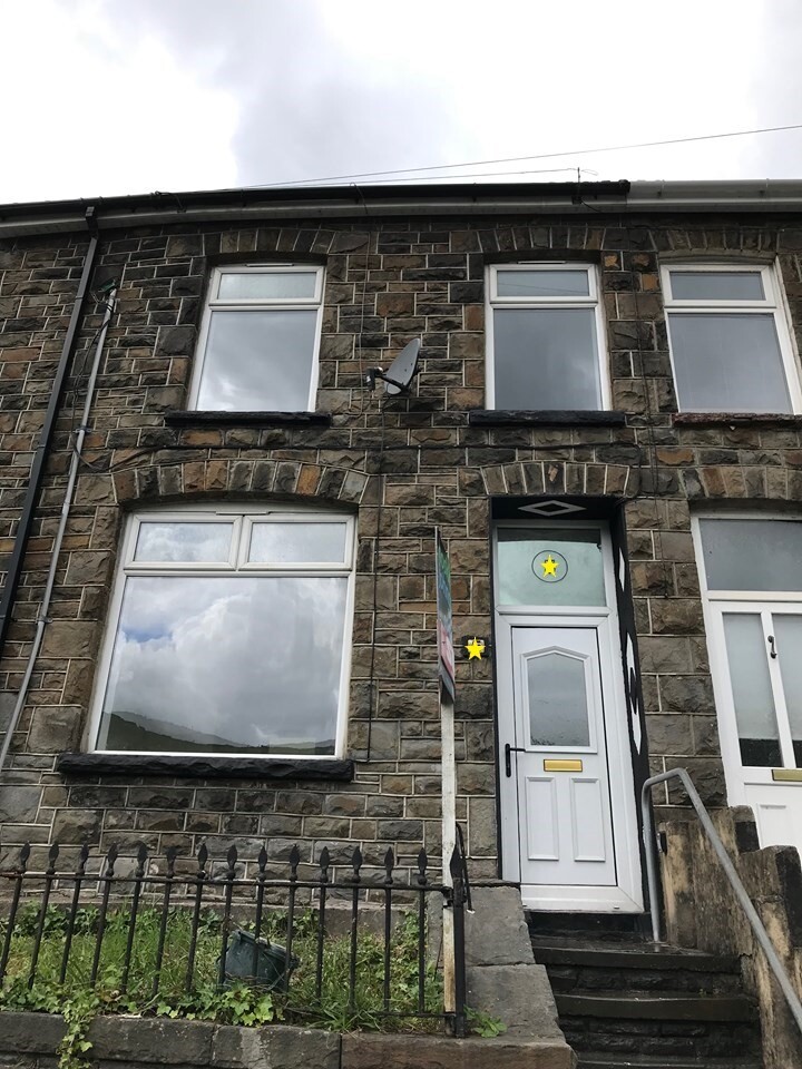 Newly Refurbished 3 Bedroom Property Available in Ferndale with Private