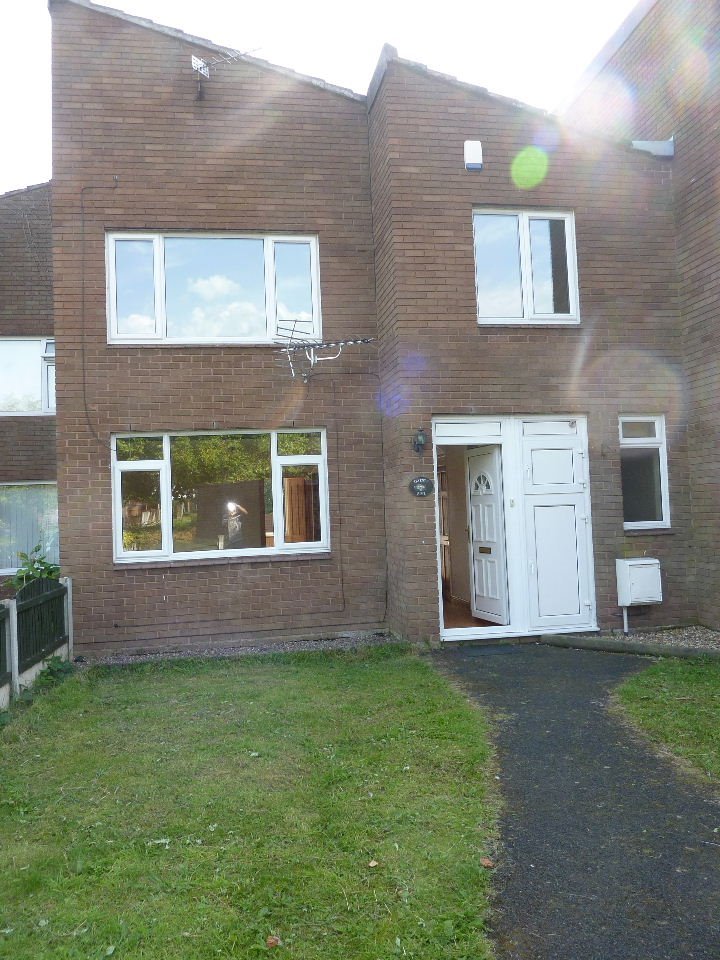 3 BEDROOM, 2 BATHROOM HOUSE HOLLINSWOOD, TELFORD (WALKING DISTANCE