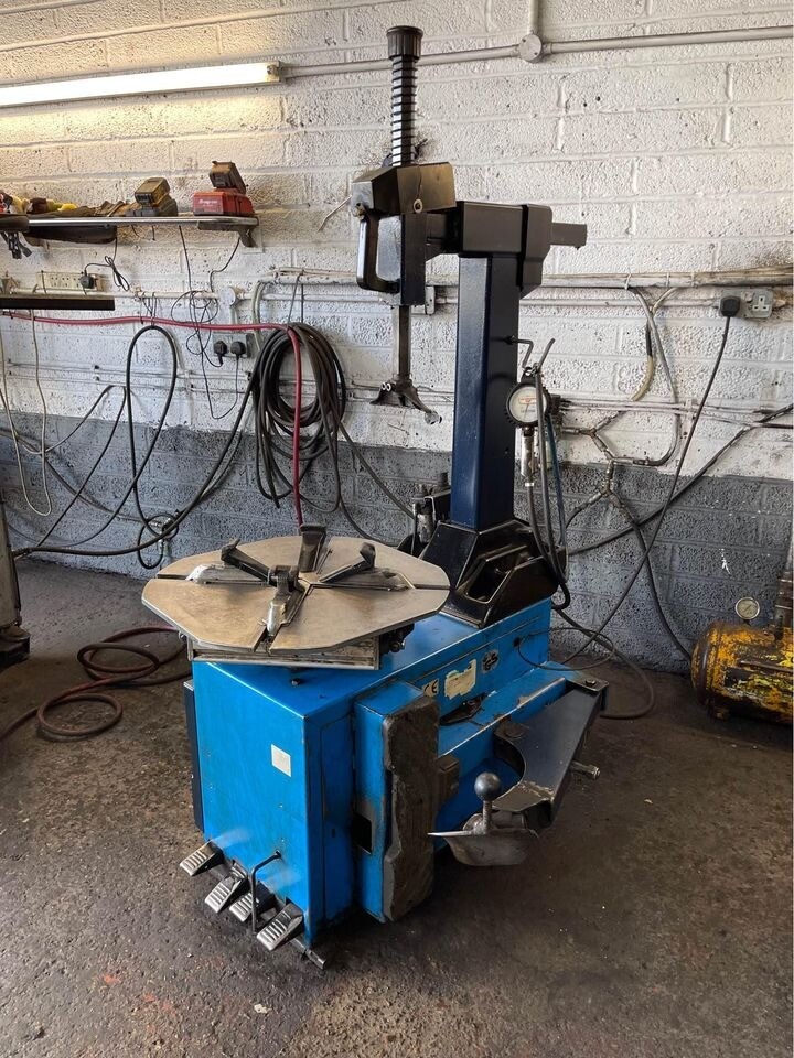 HOFMANN MONTY TYRE MACHINE TYRE CHANGER in Dartford, Kent Gumtree
