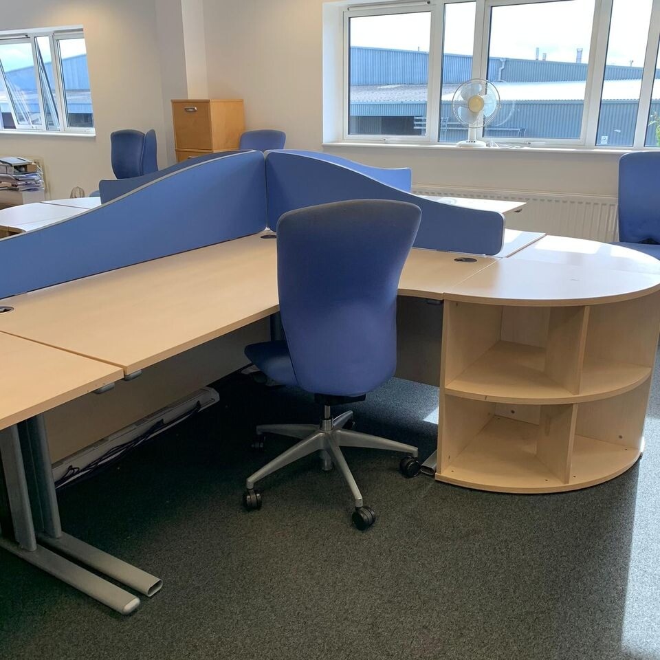 6 CORNER DESKS 1600 X 1200 X 800 X 600 MM MAPLE COLOUR VG COND