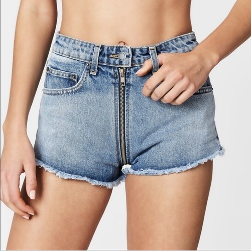 ◆THE MUSEUM VISITOR◆ CURVED ZIPPER DENIM SHORTS WASHED BLU R13 - Crossover Bain Blue Denim Shorts | Mitchell Stores
