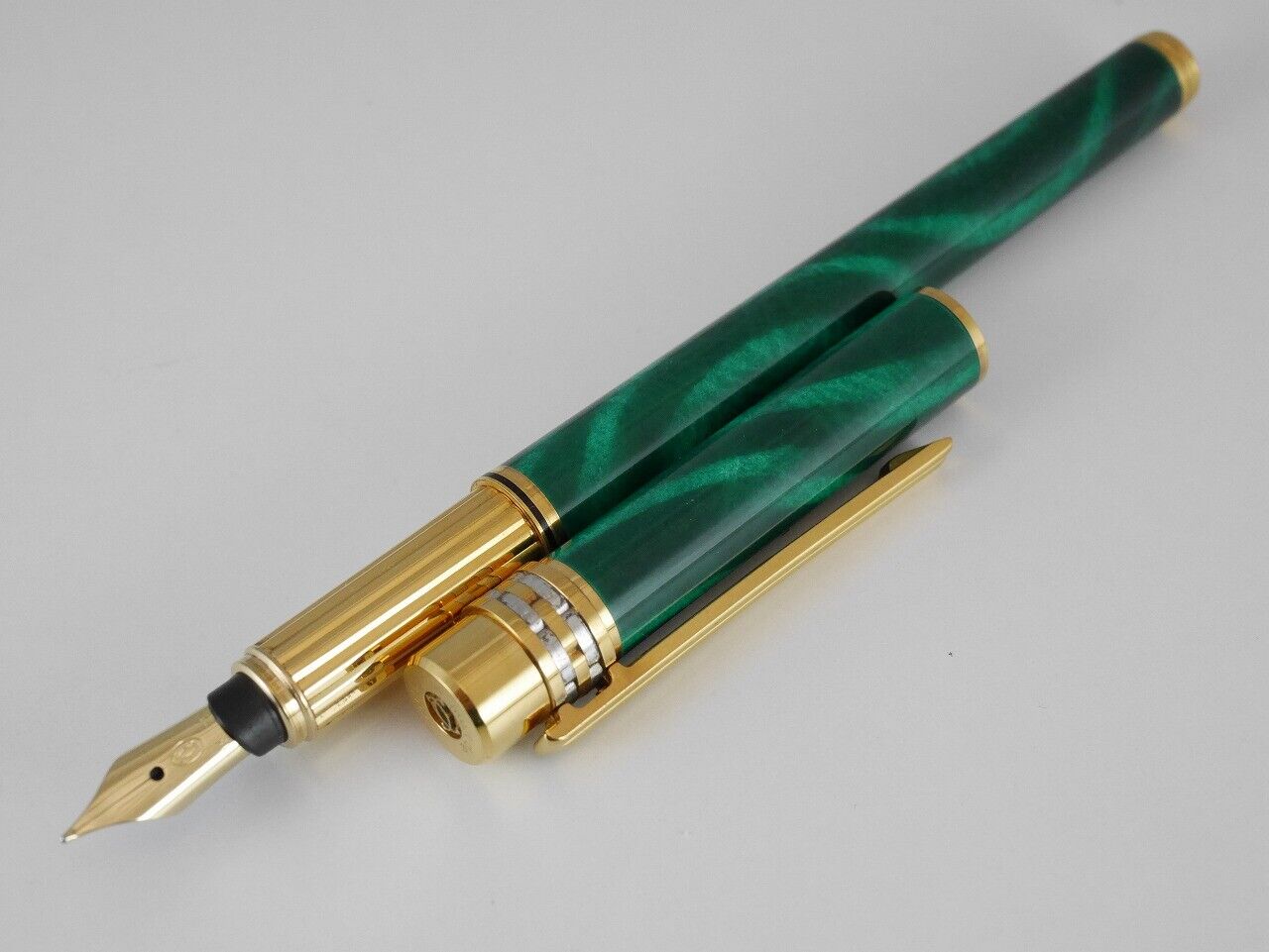 Cartier must Marble Green Lacquer Fountain Pen F (used) FREE Cartier must Marble Green Lacquer Fountain Pen F (used) FREE
