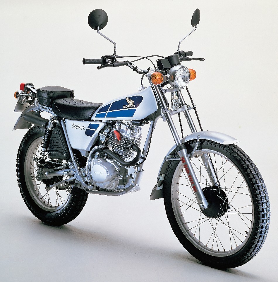 TLR200 タンク 凹み無し検(TLR125 TLR50 TLR200 など) ホンダ TLR200のメンテナンスと改造: TLR250/TLM50のタンク比較