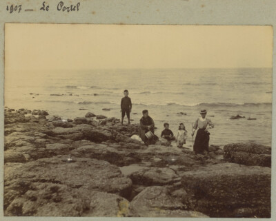 Le Portel (Pas-de-Calais). Groupe sur les rochers. Citrate 1907.